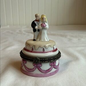 Wedding Cake Topper with Bride and Groom Figurine